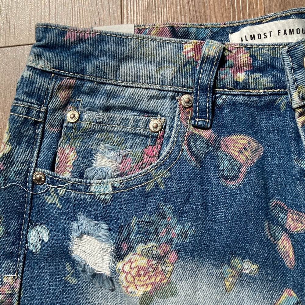Almost Famous distressed Mom jean short raw hem butterfly floral size 3 - Picture 13 of 17